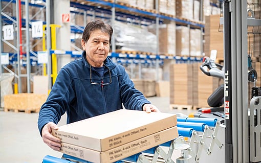 Eine Arbeiterin, die am Förderband arbeitet.